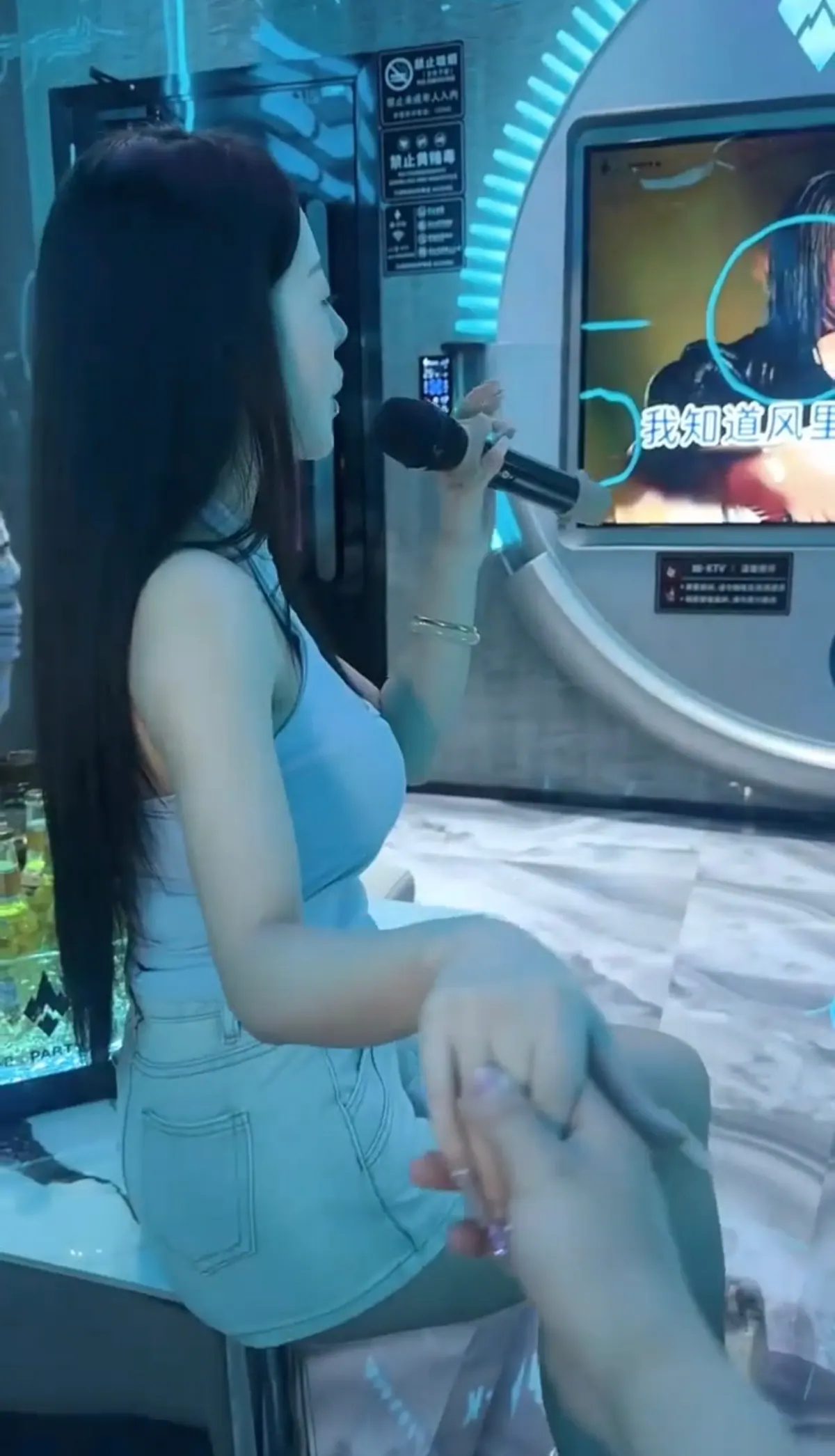 Singing and interactive scene in the Dragon Palace box