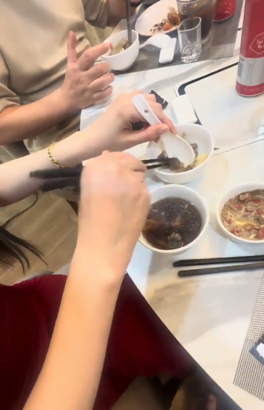胡志明海鲜餐陪同喂食体验