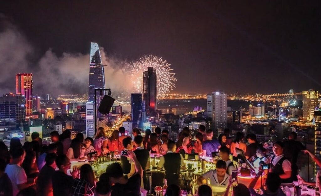 胡志明市高空酒吧与城市夜景