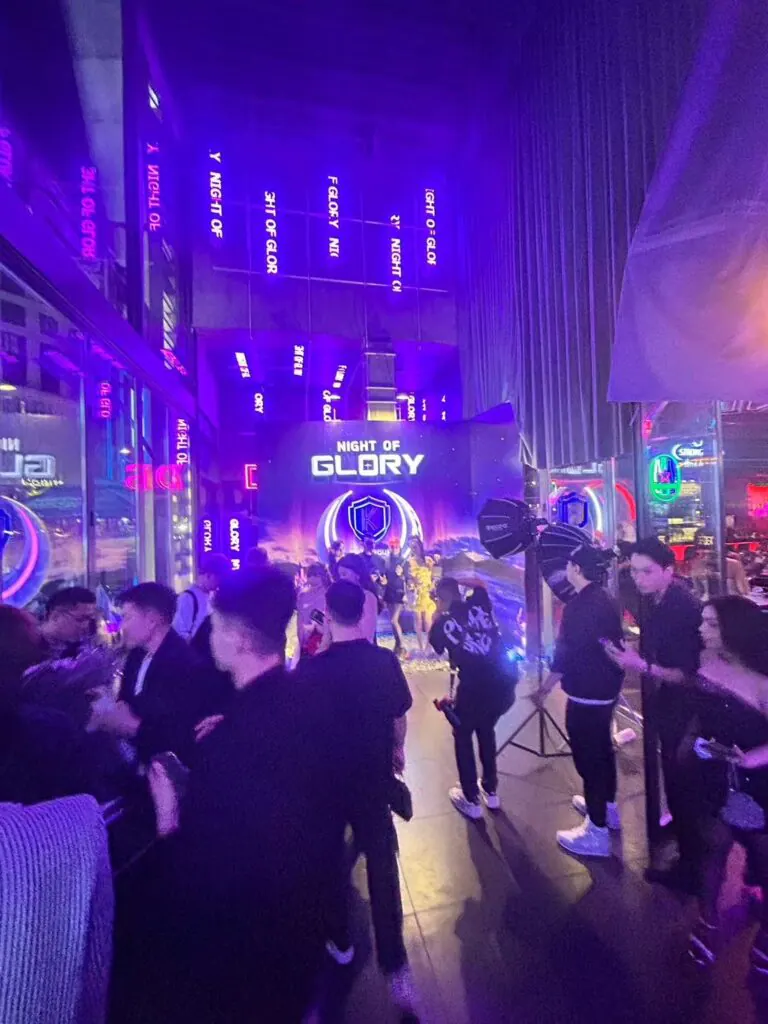 胡志明夜生活人群与现场气氛